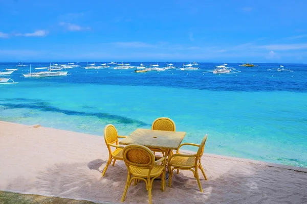 桌子和椅子在地处热带的海滩上 — 图库照片