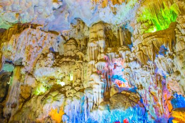 halong bay renkli ışıklar tarafından aydınlatılan ünlü mağara
