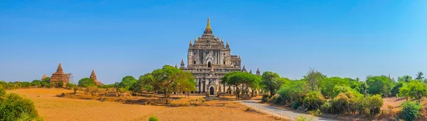 Panoramiczny widok świątyń buddyjskich w Bagan — Zdjęcie stockowe