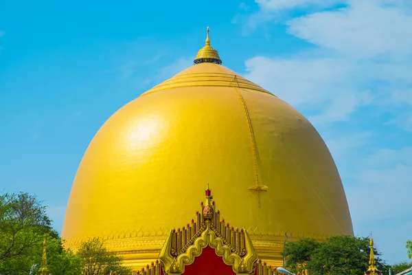 Krásné buddhistické zlatá pagoda v Myanmaru — Stock fotografie