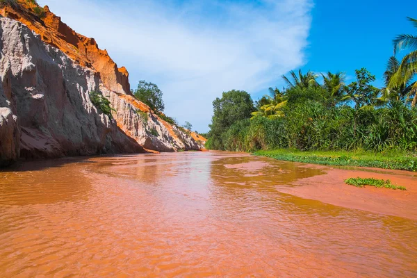 Orilla del río rojo —  Fotos de Stock