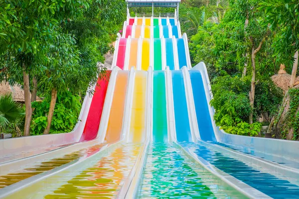 Kleurrijke glijbanen in waterpark — Stockfoto