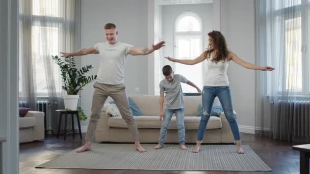 Pap, mam en zoon doen oefeningen in het appartement.. — Stockvideo