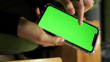 Telefonlu Kadın Eller. Dokunmatik Ekranı Tutar ve Kullanır.