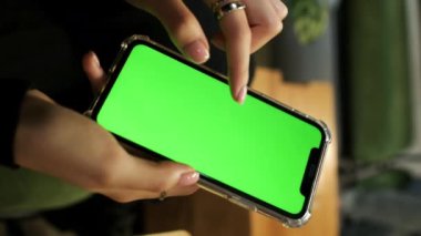 Telefonlu Kadın Eller. Dokunmatik Ekranı Tutar ve Kullanır.