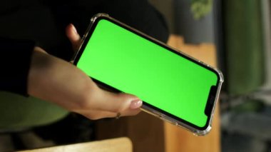 Telefonlu Kadın Eller. Dokunmatik ekranı tutar ve kullanır. Kadınların Yüzüğü 'nün Parmaklarında.