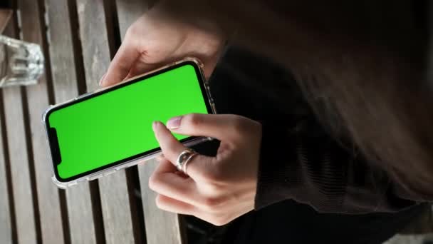 Mani con il telefono. Tiene e utilizza il touch screen. — Video Stock