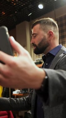 Erkek Yönetici, İnternet Dükkanından Alıcıya Telefon Giysilerinde Görünüyor.