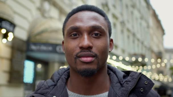 O tipo negro na rua. Face Close Up. Homem bonito com barba. Guy fica na rua e sorri. — Vídeo de Stock