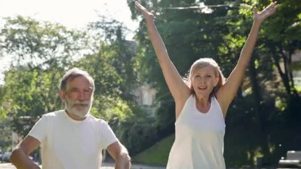 Vecchio Donna Che Fanno Sport Nel Parco Corrono Allegramente Sorridendo — Video Stock