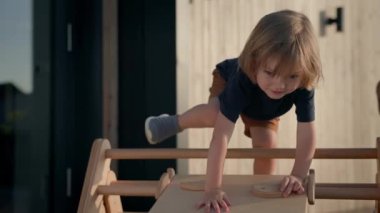 Çocuk parkındaki çocuklar. Little Boy Tepeden Aşağı Gidiyor. Arkasından sevimli sarışın kız geliyor. Güzel Güneşli Gün.