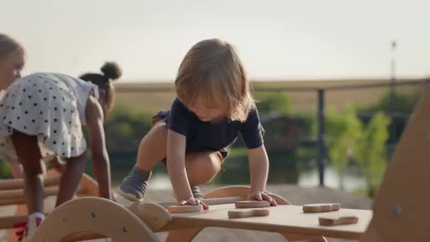 Gyerekek Játszótéren Fekete Lány Lejön Csúszdáról Három Aranyos Gyerek — Stock videók