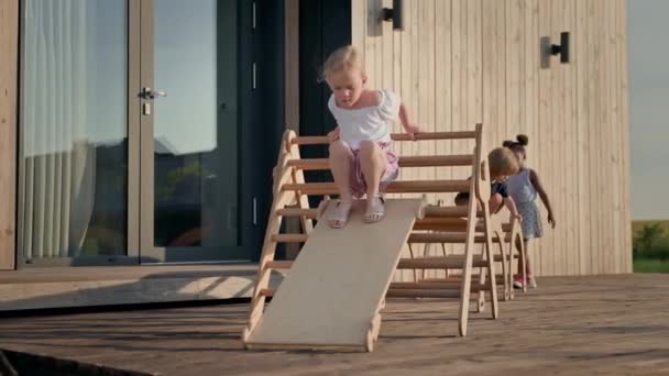 Children Playground Trois Mignons Enfants Mignon Blonde Fille Descend Diapositive — Video