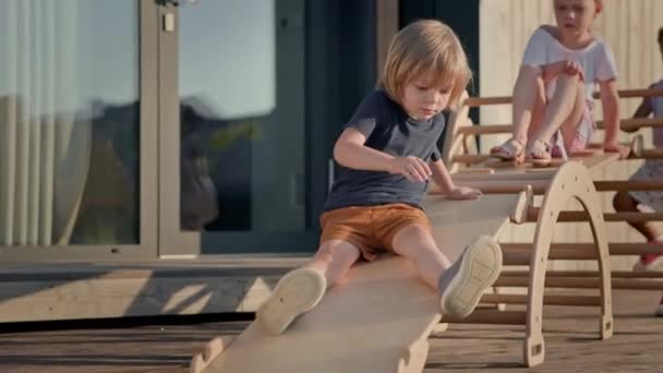 Children Playground Trois Mignons Enfants Les Enfants Descendent Glissière Garçon — Video