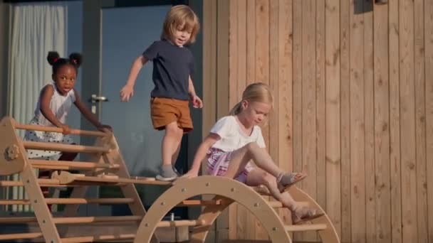 Kinderen Speelplaats Drie Leuke Kinderen Kinderen Hebben Plezier Kinderen Naar — Stockvideo