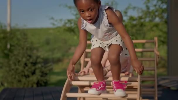 Children Playground Les Enfants Amusent Noir Fille Saute Diapositive Suivi — Video