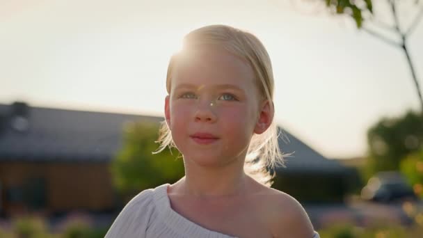 Portret Van Schattig Blond Meisje Straat Zonnestralen Verlichten Haar Meisje — Stockvideo