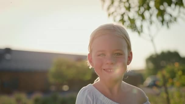 Портрет Милої Блондинки Вулиці Промені Сонця Освітлюють Дівчина Посмішка — стокове відео