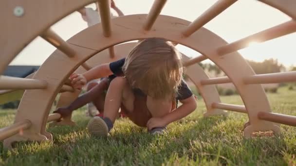 Les Enfants Jouent Sur Glissière Bois Dans Cour Fille Blonde — Video