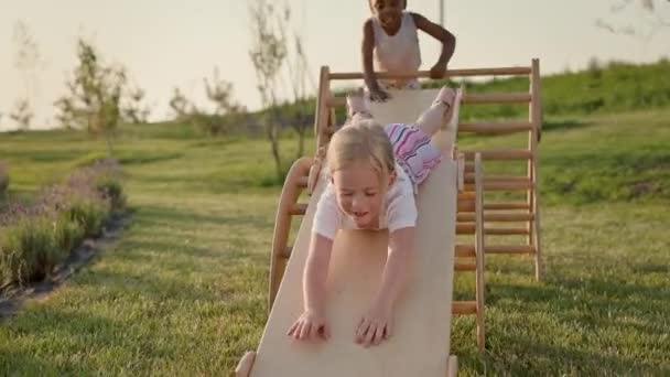 Kinderen Speelplaats Drie Leuke Kinderen Kinderen Hebben Plezier Kinderen Naar — Stockvideo