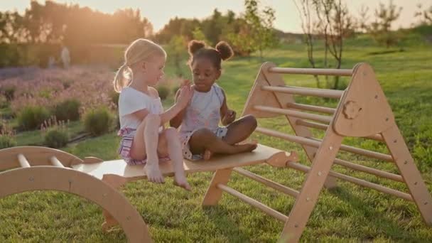 Černá Bílá Dívka Sedí Dřevěné Skluzavce Děvčata Usmívají Děti Tleskají — Stock video