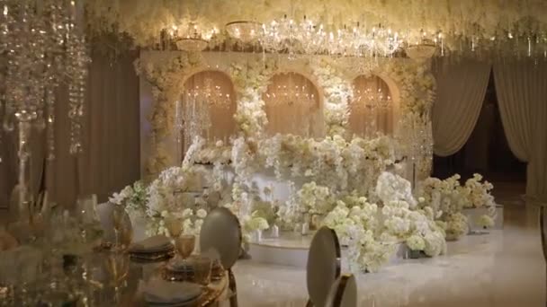 Wykwintna Sala Świąteczna Restauracji Jest Ozdobiona Wazonami Orchideami Stół Dla — Wideo stockowe