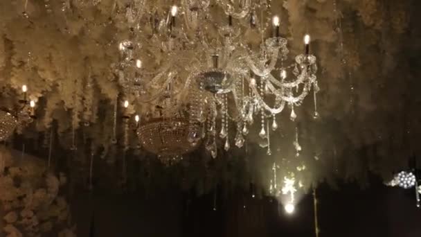 Magnifique Lustre Restaurant Beaucoup Particules Transparentes Sur Lustre Différentes Longueurs — Video