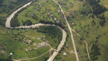 Çam ve Evlerden oluşan bir nehir manzarası var. Kırsal kesimde. Nehir evlerle çevrili. Güzel Güneşli Gün.