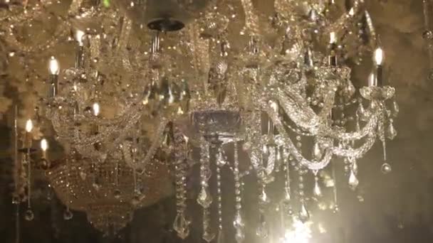 Magnifique Lustre Restaurant Beaucoup Particules Transparentes Sur Lustre Différentes Longueurs — Video