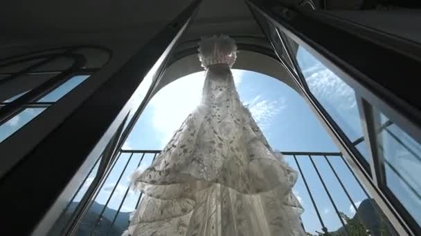 Brudklänningen Hanger Lysande Vit Klänning Med Stora Volanger Hotellrummet Bottenvy — Stockvideo