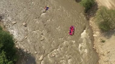 Dağ Nehri 'nde rafting. Üst Manzara. Tekneli İnsanlar. Fırtınalı Nehir. River Ormanı 'nın kıyısında. Vahşi Doğa.