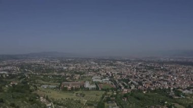 Kuş bakışı manzaralı şehir manzarası. Ağaç Evleri ve Sokaklar. Güzel bir manzara. Sisli Gökyüzü Şehrin Üzerinde.