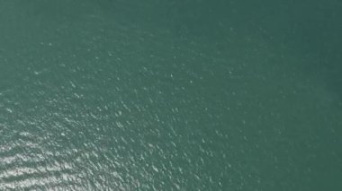 Deniz suyunun yüzeyi. Küçük Dalgalar. Güneş 'te Su Parıltısı. Guiet Denizi.