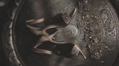 Şenlikli Sandals Küpeleri ve Saç Aksesuarları Gelin Aksesuarları Yuvarlak Masa Üzerinde Bekliyor. Değerli Taşlı Küpeler. Yüksek Topuklu Krem renkli Sandaletler.