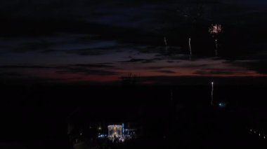 Gece Gökyüzünde Havai fişekler. Düğün Kutlaması. Valley Festival Kemeri ve Misafirleri 'nde. Gökyüzünde tekrar tekrar havai fişekler patladı..
