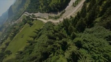 Dağlar ve Orman Tepesi Bulutları. Kozalaklı Orman. Güzel bir manzara. Yüksekten Görünüm. Horizon ters dönmüş görünüyor. Teknelerde insanlar rafting yapıyor. Birkaç Tekne Nehirden Aşağı Gidiyor.