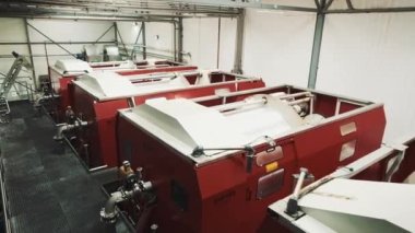Juice Prodüksiyon Ekipmanı. Modern Fabrika. Pnömatik pres dükkanda işe yarıyor. Ekipman Taze Meyve Sıkar.