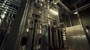 Juice Prodüksiyon Ekipmanı. Modern Fabrika. Ekipman yüksek kaliteli paslanmaz çelikten yapılmıştır. Güvenilir Otomasyon Sistemi. Endüstriyel Ölçüm Sistemi Basıncı. Endüstriyel Işıklar Asılı