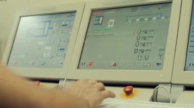 Juice Prodüksiyon Ekipmanı. İşçi Otomatik Ekipman parametrelerini ayarlar. Otomatik Sıcaklık ve Basınç Kontrol Sistemi.