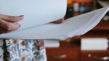 Genç Bir Kız Belgeleri Kontrol Ediyor. Rapor Kağıda Yazıldı.