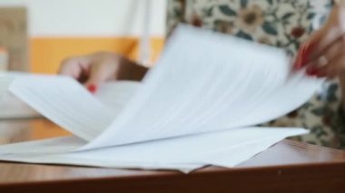 Genç Bir Kız Belgeleri Kontrol Ediyor. Rapor kağıda basıldı. Çarşaf Kırışmış Kağıt.