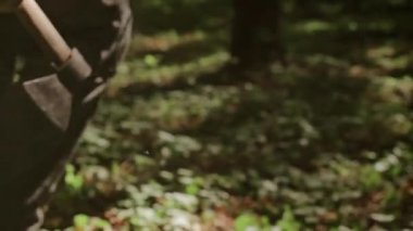 Adamın elinde bir balta var. Forester. Ormanların tahrip edilmesi.