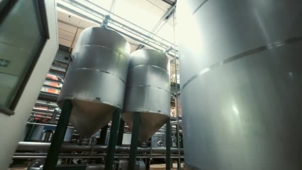 Saftproduktionsanlagen Moderne Fabrik Die Ausrüstung Besteht Aus Hochwertigem Edelstahl Industrielampen — Stockvideo