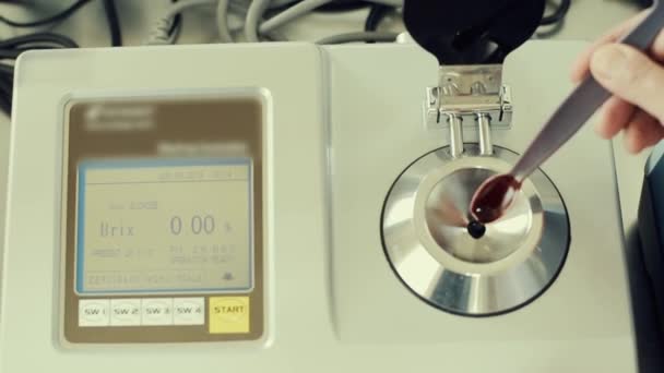 Лабораторный Техник Капающий Жидкостью Измерительное Устройство Женщина Отказалась Сахарной Пудры — стоковое видео