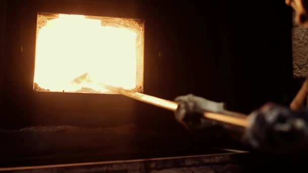 Moderní Kotelna Výrobu Stoker Odstraňuje Hořící Uhlí Sporáku Zaměstnanec Pracuje — Stock video