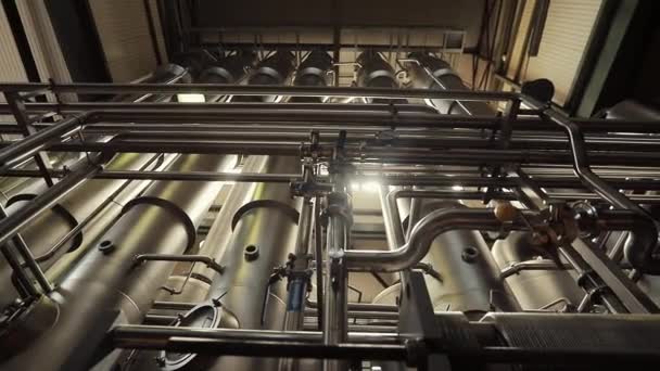 Equipamento Produção Suco Tubos Verticais Industriais Luzes Industriais Estão Penduradas — Vídeo de Stock