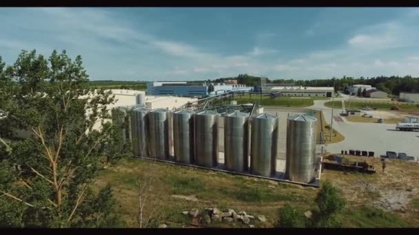 果汁工厂 植物加工水果 车间位于相邻的位置 建筑物由一个长输送机连接 起重起重机位于船舱附近 空中视图 — 图库视频影像