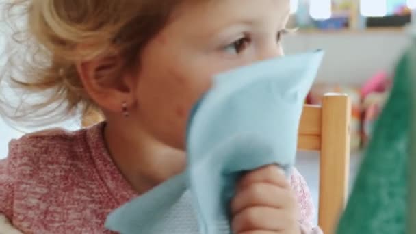 Küçük Kız Yüzünü Kağıt Havluyla Siliyor Yakın Plan — Stok video