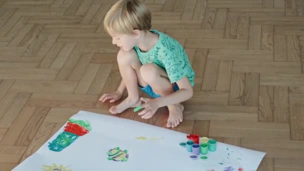 Діти Тягнуться Через Шрами Малюк Малює Пальцем Малюнок Великому Аркуші — стокове відео