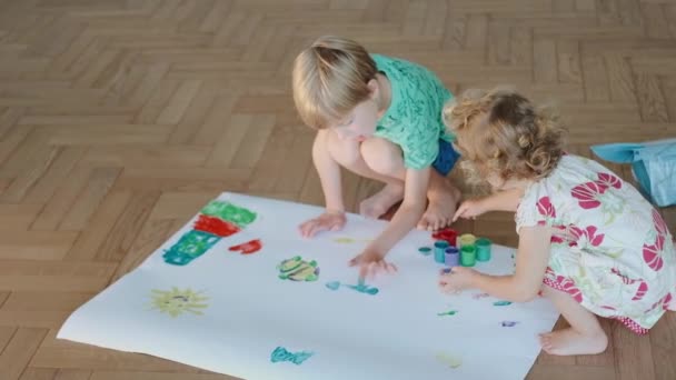 Παιδιά Ζωγραφίζουν Μωρό Ζωγραφίζει Δάχτυλο Σχέδιο Ένα Μεγάλο Φύλλο Χαρτιού — Αρχείο Βίντεο